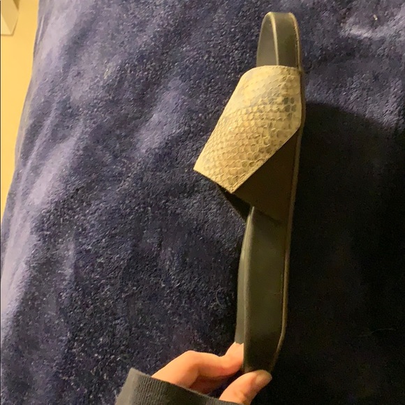 I’m selling these really comfortable sandals. - Picture 2 of 3